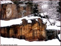 Bretschneiderovo ucho v zimě: Kamenné ucho vytesané ve skále zatopeného lomu nedaleko Lipnice nad Sázavou.