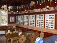 Interiér a výstava starých pohlednic Šumavy