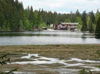 Chata u jezera