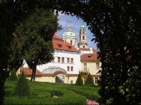 Průhled na chrám Sv. Mikuláše