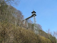 Historický výtah v Bad Schandau: 50 m vysoký výtah vede do čtvrti Ostrau a zkracuje i cestu do skal.  