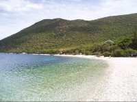 Pláž Antisamos: Na této pláži se natáčel film "Mandolína kapitána Corelliho".