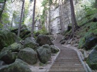 Cesta na Bastei přes Švédské díry: Švédské díry jsou pásmo romantických strží, je tu asi 700 schodů.