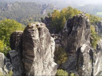 Pohled z vyhlídky dolů na skalní most Bastei