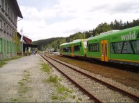 Nádraží - vzadu český, vpředu německý vlak