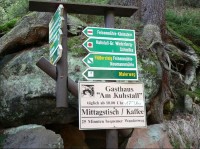 Rozcestník nedaleko Lichtenhainského vodopádu