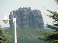 Přiblížený pohled na Falkenstein: Falkenstein je bohužel přístupný pouze pro horolezce.