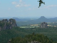 Vzadu Königstein a Lilienstein, před ním Falkenstein