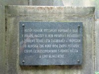 Pamětní deska na podstavci sochy Jana Husa