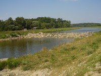 Jez na řece Moravě mezi obcemi Lanžhot (ČR) a Brodské (SR).