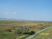 Neziderské jezero: Jezero a cyklostezka z rozhledny u Podersdorfu. Fotografoval kolega J. Hruška.