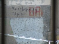 Černá Voda, Kostol. Memento v podobe pozostatkov ruských nápisov a guľometnej streľby.