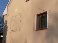Sluneční hodiny na jednom z domů v Koutě