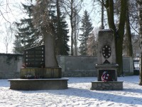 Pomníky padlým za I. a II. sv. války - před hřbitovem