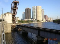 Tampa: zvedaci zeleznicni most, v pozadi downtown