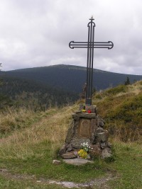 Kříž u Vřesové studánky v pozadí s Keprníkem