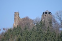 Hasištejn - zřícenina: Zachovalá věž je přístupná a slouží jako rozhledna