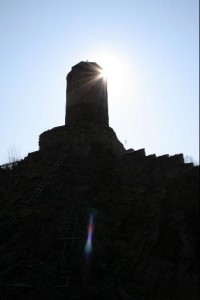 Hasištejn - zřícenina: Silueta hlavní věže v dopoledním slunci