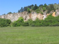 Koněpruské jeskyně: Nádherně zbarvené stěny bývalého lomu, při jehož těžbě byly objeveny jeskyně