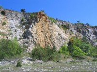 Koněpruské jeskyně: Vpravo nahoře je přístup do jeskyní