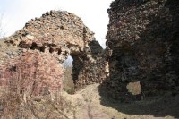 Zřícenina hradu Týřov: Zbytky zdí s viditelnými otvory pro trámy