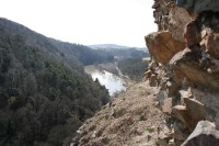 Zřícenina hradu Týřov: Výhled na mírně rozvodněnou Berounku