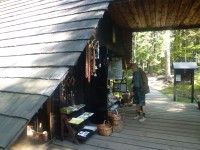 Dřevěná chatka kde si turisté kromě vstupenky mohou zakoupit i řadu suvenýrů