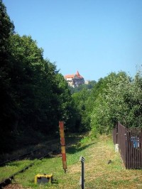Pernštejn: Pohled na hrad Pernštejn z nádraží