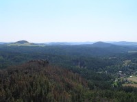 rozhled z altánku: vpředu vlevo Falkenštejn, na obzoru Větrný vrch a Strážiště nad Jetřichovicemi