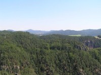 rozhled z altánku: vzdálené vrcholky Lužických hor