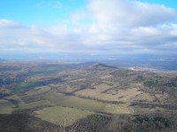 Výhled z Bořně: vrcholek Kaňkov, v pozadí Litvínov pod Krušnými horami