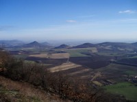 výhled z Lipské hory: zleva: na obzoru Sedlo a Vlhošť, v popředí dále Lovoš, Radobýl, Boreč, Lovosice, Sutomský vrch a Jezerka, před ní na svahu Sutom