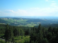 Z rozhledny: Pohled na orličky a Jiráskovy vrchy