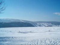 Hora svaté Kateřiny: Pohled z Deutschneudorf na Horu sv. Kateřiny a Malý Háj (v pozadí)