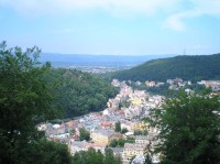 výhled: přes Karlovy Vary na Krušné hory s Božídarským Špičákem a Klínovcem