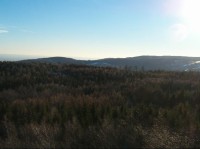 Panorama 4: Vrcholy Krušných hor Kapucín a Čihadlo jihozápasdním směrem.