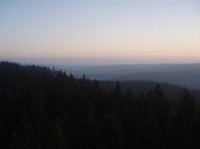 Tisovský vrch: hřebeny v oparu za východu slunce