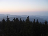 Tisovský vrch: vrcholky v oparu při východu slunce