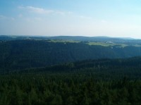Z rozhledny: Podhorní vrch (uprostřed na horizontu), Vlčí hřbet a Králův kámen vpravo