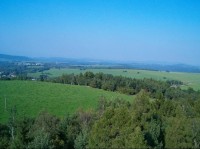 Z rozhledny: Horní Slavkov s pozadím Doupovských hor