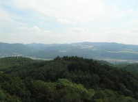 výhled z Blanska: pohled na protější svahy nad údolím Labe s Kalichem (špičatá vlevo) a Kuklou (uprostřed s vysílačem)