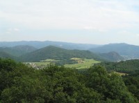 výhled z Blanska: v popředí Mírkov, za ním zleva Bradlo, Vysoký kámen a Kozí vrch, na obzoru pak Buková hora, úplně vpravo Velké Březno