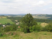 výhled z Blanska: vesnička Blansko s Děčínským Sněžníkem na obzoru