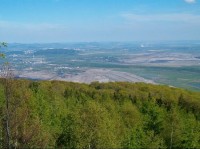 Panorama 2: Pohled na dolovou činnost v Mostecké pánvi, na Most a na Lounské středohoří 