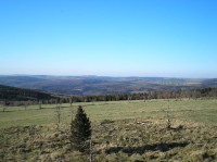 jarní výhled 3: údolí Svídnice, kterým prochází hranice se Saskem, vpravo Schwartenberg s hotelem