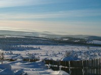 Panorama 6: Pohled na Krušné hory severozápadním směrem, výrazný Ahornberg (uprostřed) a Černý vrch (vpravo)