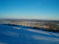 Panorama 1: Plochý hřeben Krušných hor, úplně na obzoru zleva Kahleberg, Grosser Lugstein, zasněžený Pramenáč