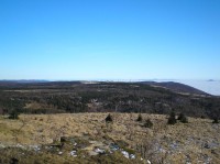 Štědrý den na Loučné1: Dlouhá Louka, vlevo od ní Komáří vížka (s hotelem), ještě nalevo od ní Děčínský Sněžník (plochá kupa), napravo od DL Stropník. Dál na obzoru při zvětšení vlevo Lužické hory s Ještědem, uprostřed Středohoří s Bukovou horou (s vy