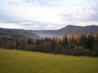 Údolí: Z Holubího vrchu do údolí zahaleného v mlze