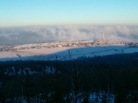 Nová Ves: Pohled z úbočí Liščího vrchu v době zimní inverze